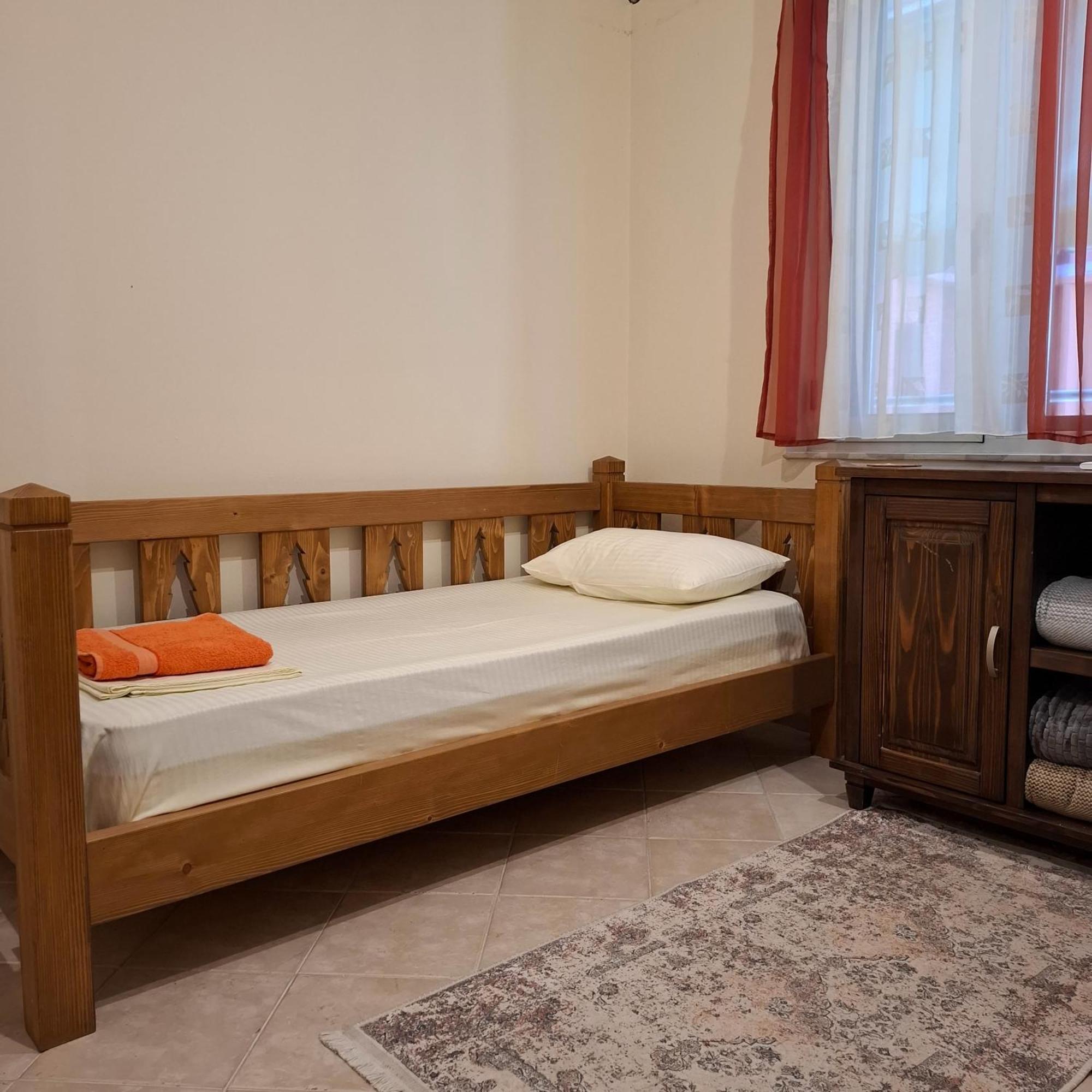 Hostel Nena Semi Tirana Exteriör bild